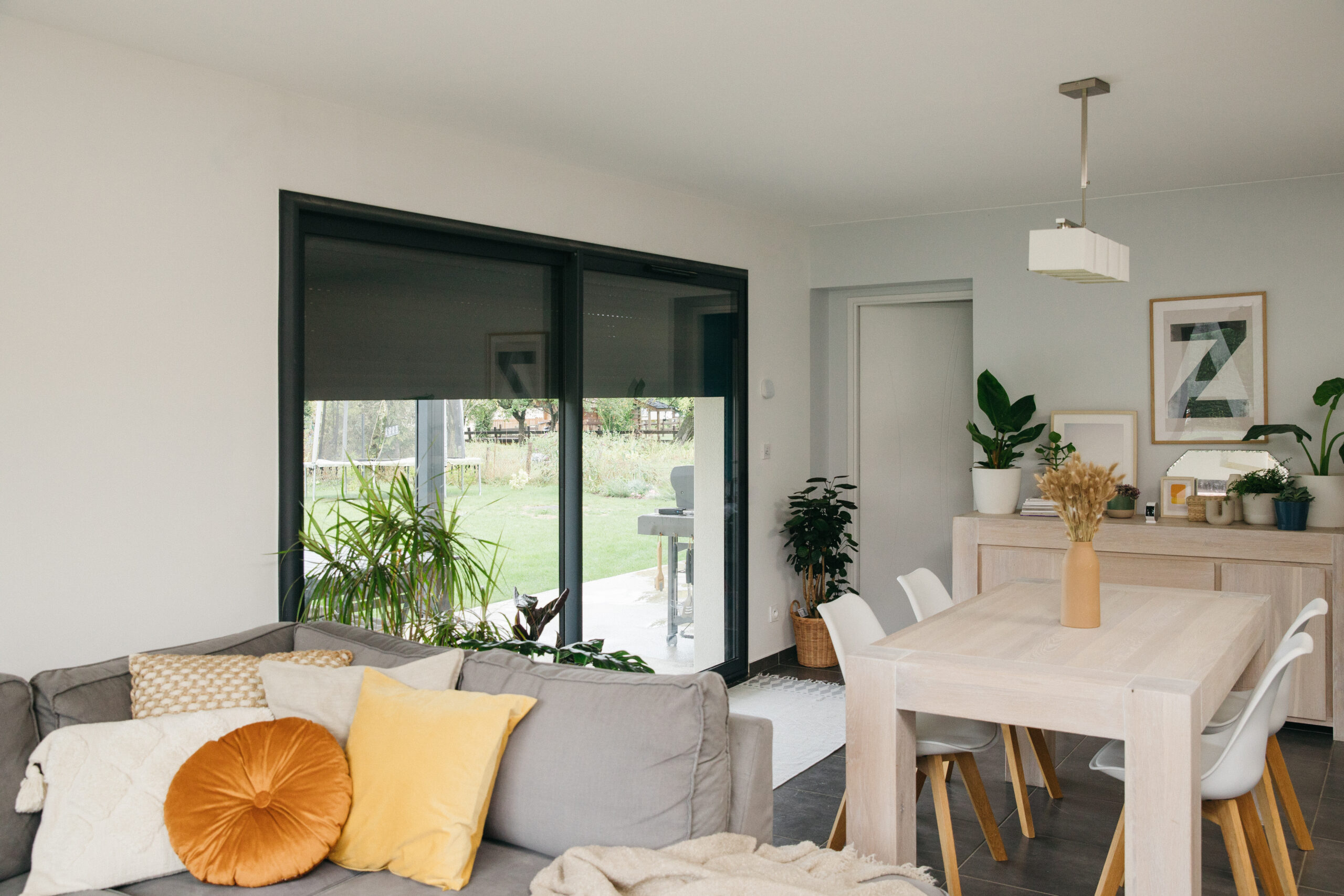 vue intérieure d'une maison avec un volet roulant brive services